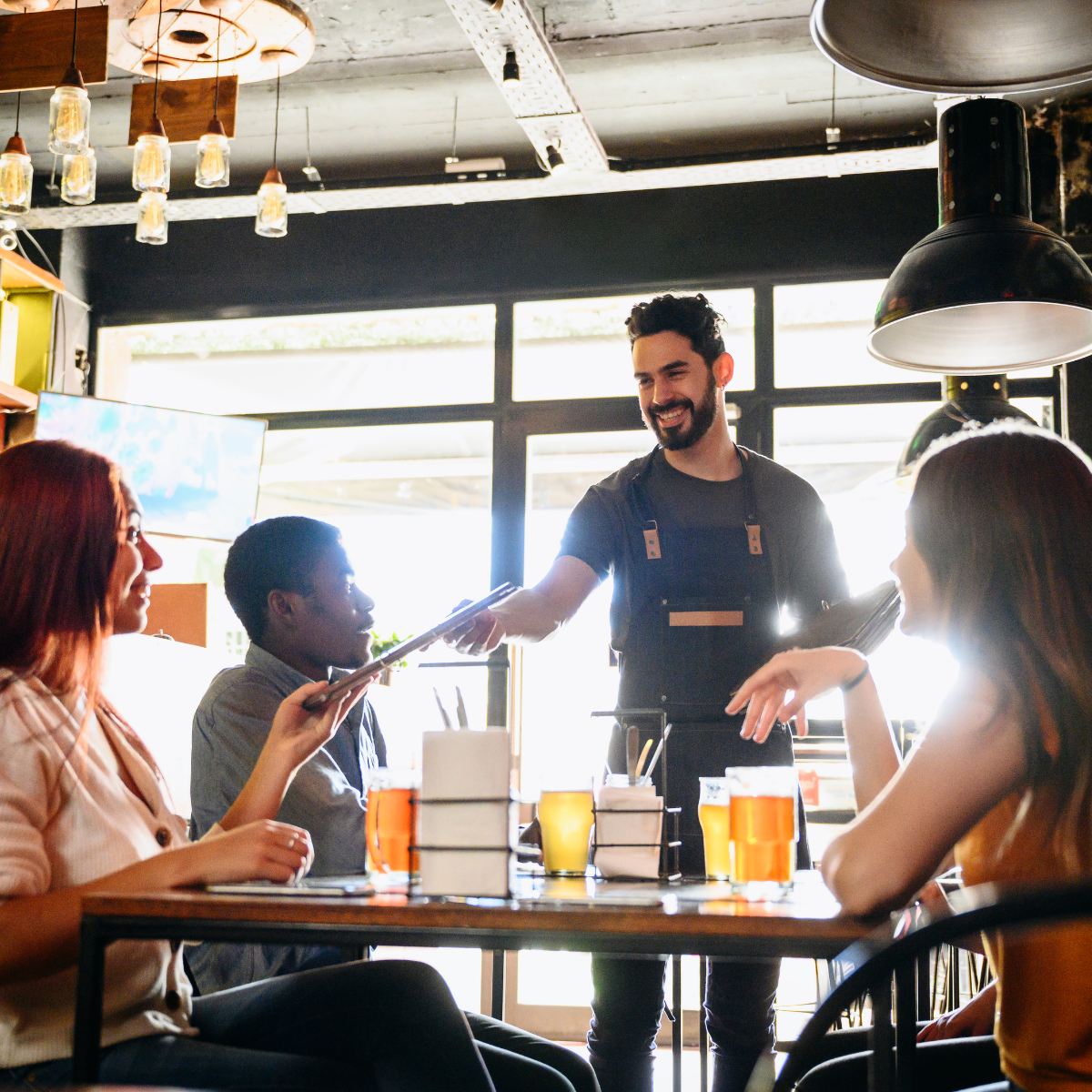 Clientes satisfechos en un restaurante