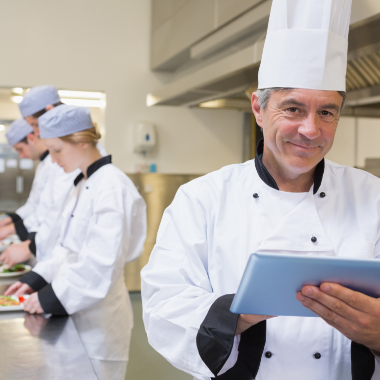 COCINERO HACIENDO INVENTRIO CON UNA TABLET